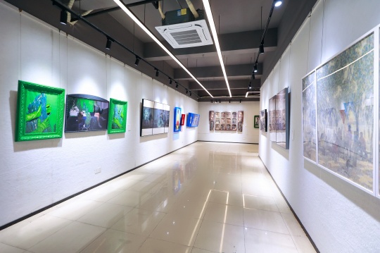 教室变展厅:首届绘画艺术学院年展带来独特艺术体验 教室变展厅:首届绘画艺术学院年展带来独特艺术体验