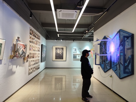 教室变展厅:首届绘画艺术学院年展带来独特艺术体验 教室变展厅:首届绘画艺术学院年展带来独特艺术体验