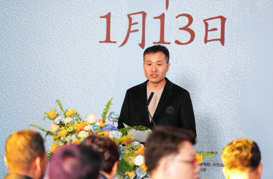 北京民生现代美术馆馆长李峰主持展览开幕式
北京民生现代美术馆馆长李峰主持展览开幕式