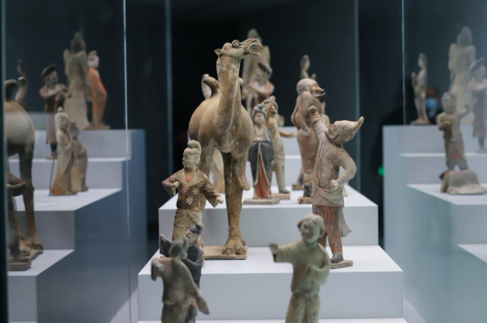 文明的融合“驼铃声响——丝绸之路艺术大展”展览开幕现场
文明的融合“驼铃声响——丝绸之路艺术大展”展览开幕现场