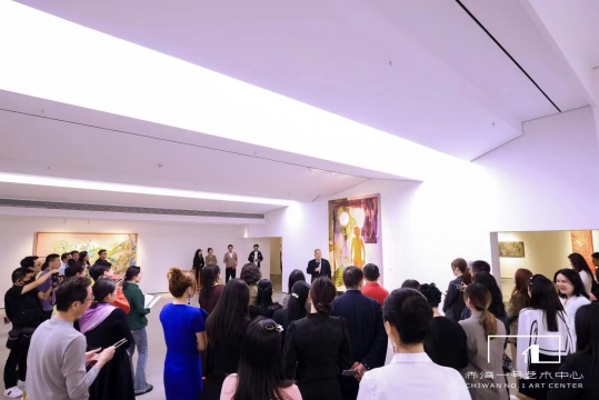 开幕式现场-策展人朱彤导览展览作品
开幕式现场-策展人朱彤导览展览作品