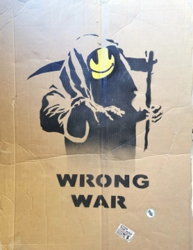 Banksy 班克西《Wrong War》纸板喷漆 spray paint on cardboard 88 × 58cm 2003
