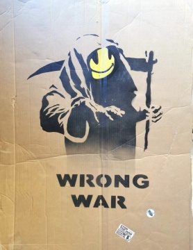 Banksy 班克西《Wrong War》纸板喷漆 spray paint on cardboard 88 × 58cm 2003
Banksy 班克西《Wrong War》纸板喷漆 spray paint on cardboard 88 × 58cm 2003