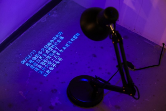 赵如鹏 《曝光》 装置 尺寸可变 水泥砖、紫外灯、荧光颜料 2024
