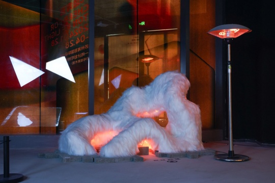 中国美术学院公共空间艺术系研究生团队《憩光》 装置 190x80x90cm 高密度泡沫、植绒布 2023～2024
