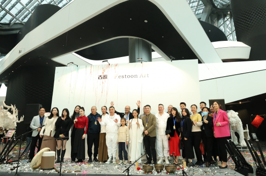 28米非遗长龙+花彩爆破大秀,静态展览与艺术表演结合的跨界新体验 28米非遗长龙+花彩爆破大秀,静态展览与艺术表演结合的跨界新体验