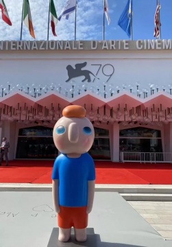 “yy”雕塑在第79届威尼斯国际电影节现场
