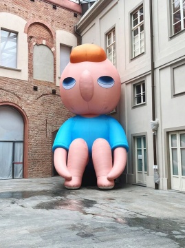 近8米高的yy充气雕塑在意大利维图斯宫展出

