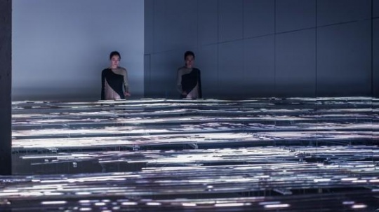 参展作品《激流引⼒》1800x800x350 cm
有机玻璃,LED 灯带,COB 灯带,镜子,数控机床,3D 打印
2023
参展作品《激流引⼒》1800x800x350 cm
有机玻璃,LED 灯带,COB 灯带,镜子,数控机床,3D 打印
2023