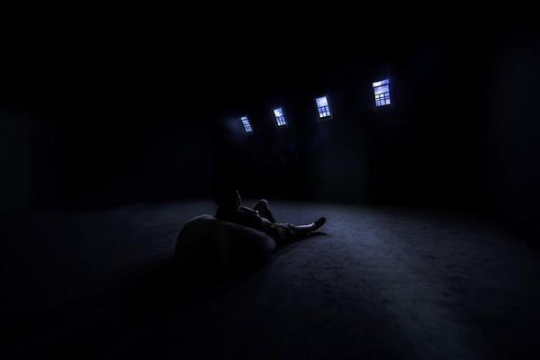 参展作品《Sitting by the window窗边》
参展作品《Sitting by the window窗边》