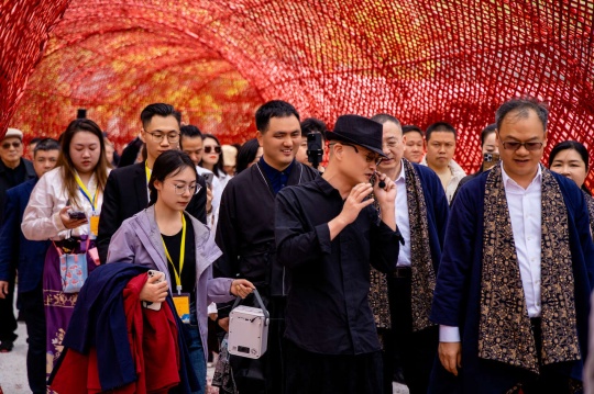 艺术家邱启敬为嘉宾介绍现场情况
艺术家邱启敬为嘉宾介绍现场情况