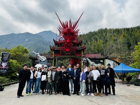 艺术家邱启敬与现场嘉宾合影 艺术家邱启敬与现场嘉宾合影