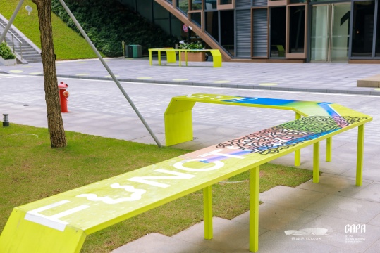 孟申晖 吴凡作品 《PLOT 桌面共绘》
作品说明:会客桌设计运用富有节奏的现代连续折线造型,平衡周边存在的多处折角与矩形元素的环境,一定弧度的转折段呼应侨城坊主体建筑的微曲线,点状的圆形地铺作为其连接与延续。灵动丰富的渐变色彩跃于桌上,桌面视觉设计通过有趣的字形结合丰富的艺术图形,来传达参与性互动的多种可能性。
孟申晖 吴凡作品 《PLOT 桌面共绘》
作品说明:会客桌设计运用富有节奏的现代连续折线造型,平衡周边存在的多处折角与矩形元素的环境,一定弧度的转折段呼应侨城坊主体建筑的微曲线,点状的圆形地铺作为其连接与延续。灵动丰富的渐变色彩跃于桌上,桌面视觉设计通过有趣的字形结合丰富的艺术图形,来传达参与性互动的多种可能性。