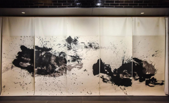 黄锐
无题,1986
Ink on paper screen|纸上水墨屏风
180 x 490 cm
黄锐
无题,1986
Ink on paper screen|纸上水墨屏风
180 x 490 cm