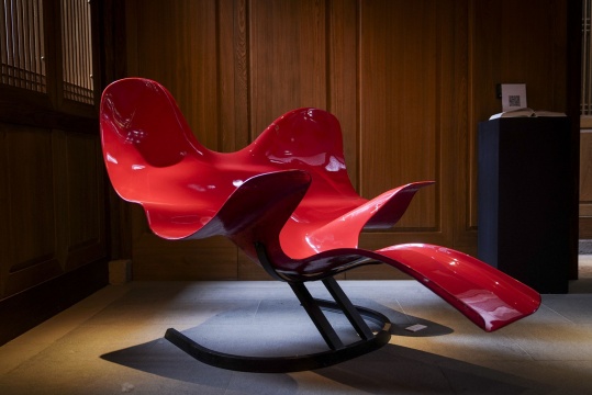 伯纳德·朗希拉克
红色古董大象椅，1960s
Molded polyester, Metal｜模塑聚酯，金属
101 x 142 x152 cm
座位高度 Seat Height: 36cm

