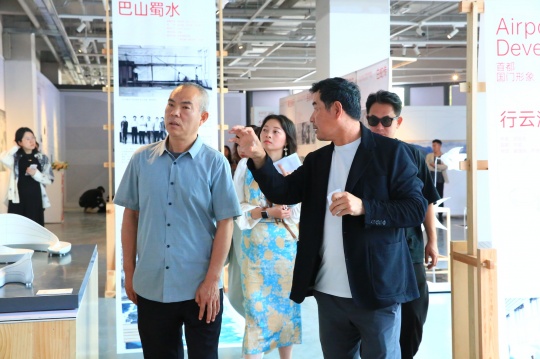 参观《首都国门形象——从首都机场到大兴国际机场艺术成就展》展览
参观《首都国门形象——从首都机场到大兴国际机场艺术成就展》展览