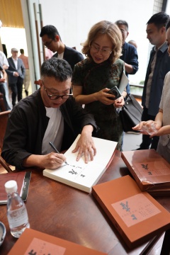 黄定中先生在现场为《上座》藏书签名
黄定中先生在现场为《上座》藏书签名
