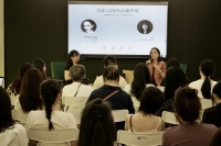 安娜历时五年拍摄的“如梦之梦”摄影作品集 《如梦时间》今天发布,安娜