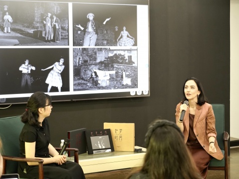 安娜历时五年拍摄的“如梦之梦”摄影作品集 《如梦时间》今天发布 安娜历时五年拍摄的“如梦之梦”摄影作品集 《如梦时间》今天发布