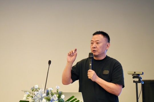 艺术家李勇政
艺术家李勇政