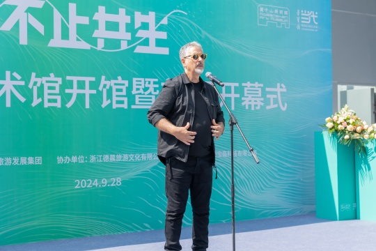 艺术家代表易吉·贾科贝致辞
艺术家代表易吉·贾科贝致辞