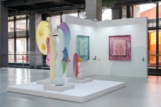 陈欣,《剧场中,交叠》NO.2,2024,丙烯、砂石胶泥、木板,110 cm × 125 cm × 6 cm
陈欣,《剧场中,交叠》NO.2,2024,丙烯、砂石胶泥、木板,110 cm × 125 cm × 6 cm