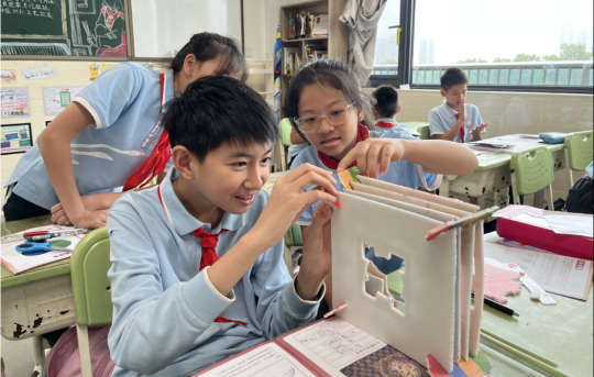 北师大未来设计学院在珠海金凤小学开展“故宫建筑美育课程”
北师大未来设计学院在珠海金凤小学开展“故宫建筑美育课程”