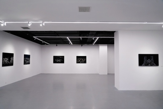 多媒介艺术探讨全球城市文化:李若姮个展《城耀》亮相北京 多媒介艺术探讨全球城市文化:李若姮个展《城耀》亮相北京