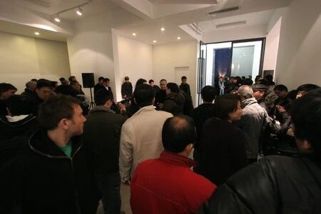2008年，香格纳开辟北京战场

试营业开幕展“在北京吞图”现场相当热闹
