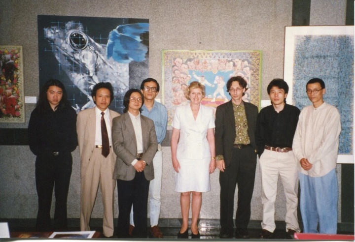 Lady Anne Heseltine 1997年参观香格纳画廊 

（波特曼香格里拉酒店走廊）

由左至右：周铁海、计文于、丁乙、浦捷、Lady Anne Heseltine、劳伦斯、薛松、申凡
