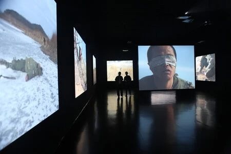 2012年5月，“靠近海·等待蛇的苏醒-杨福东个展”现场

香格纳北京空间
