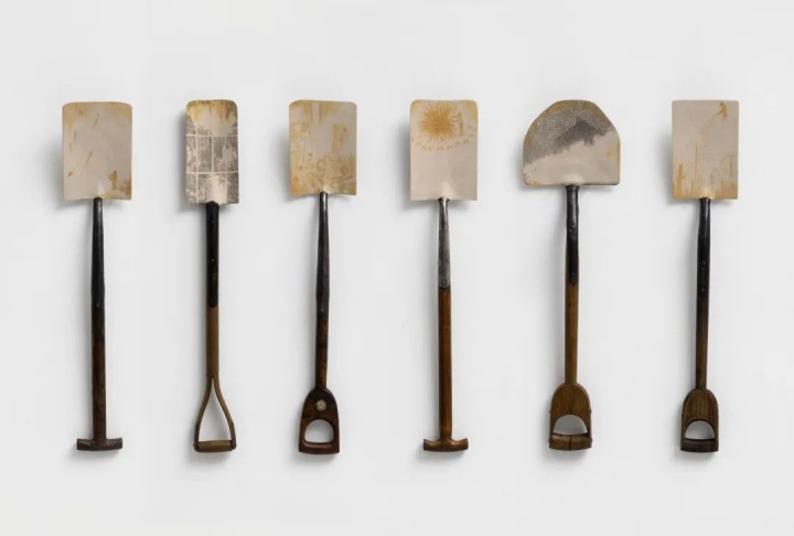 《春日将至》97x19cm、《温室景观》104×15.5cm
《花盆》102×19cm、《理发师》100×18.5cm
《展望小屋》93×25.5cm《浇水》120×19cm (从左至右)
墨、⾊粉、⾚⽟⼟、兔⽪胶、棉布、
艺术家收藏花园工具 2025
《春日将至》97x19cm、《温室景观》104×15.5cm
《花盆》102×19cm、《理发师》100×18.5cm
《展望小屋》93×25.5cm《浇水》120×19cm (从左至右)
墨、⾊粉、⾚⽟⼟、兔⽪胶、棉布、
艺术家收藏花园工具 2025