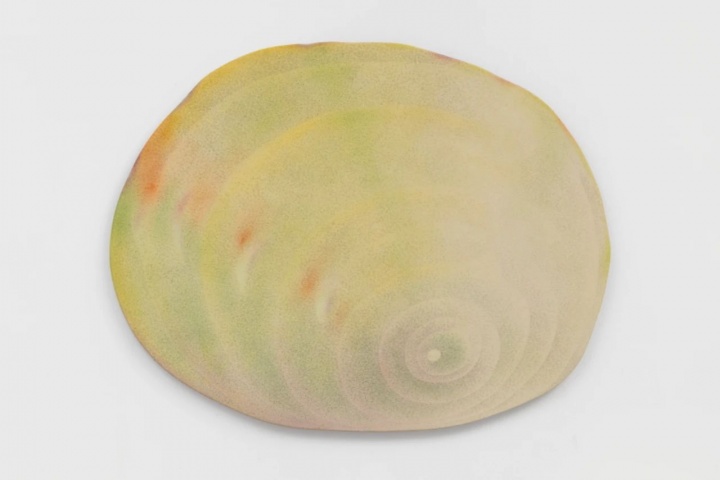 《爱人之眼》99×128cm 墨、丙烯、⾊粉、⾚⽟⼟、木板 2025
《爱人之眼》99×128cm 墨、丙烯、⾊粉、⾚⽟⼟、木板 2025