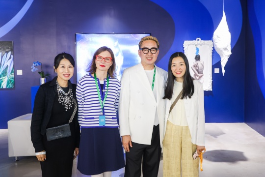 左一:肖戈,左二:玛丽娜·费德洛娃(Marina Fedorova),右一:彭薇,右二:包一峰(ART021联合创始人)
左一:肖戈,左二:玛丽娜·费德洛娃(Marina Fedorova),右一:彭薇,右二:包一峰(ART021联合创始人)