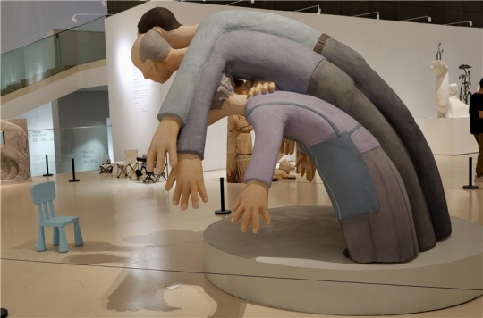 王健烨 《锐角》玻璃钢、泡沫 260x280x230 cm 2025
