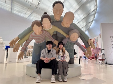 王健烨与同胞胎姐姐（现就读于中央美术学院）