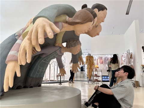 王健烨和姐姐与作品对视
