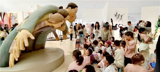 毕业展现场观众与作品互动
