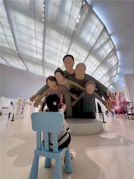 毕业展现场观众与作品互动
