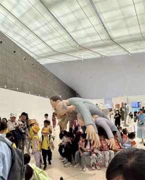 毕业展现场观众与作品互动
