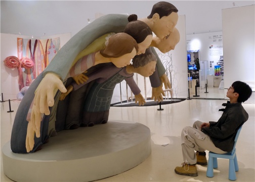 王健烨与作品对视
