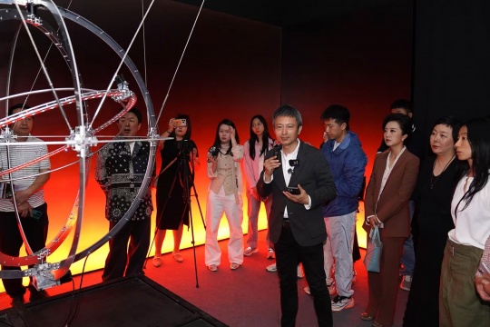 策展人费俊导览
策展人费俊导览