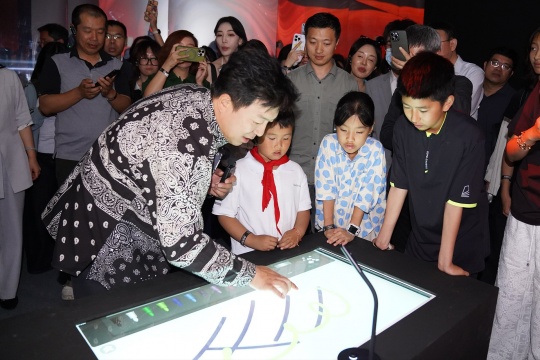 费俊x黄渤:“情绪剧场——情绪艺术体验展”于青岛云上海天艺术中心开展 费俊x黄渤:“情绪剧场——情绪艺术体验展”于青岛云上海天艺术中心开展