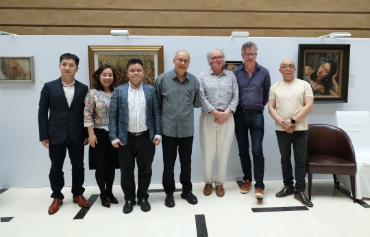右起:张鸿宾、安东尼·威廉姆斯、安东尼·康诺利、许江、庞茂琨、卢缓、刘双
右起:张鸿宾、安东尼·威廉姆斯、安东尼·康诺利、许江、庞茂琨、卢缓、刘双