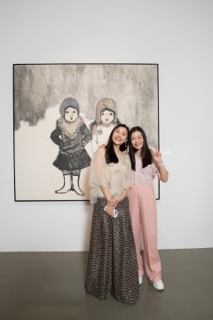 艺术家林曦和策展人彭薇合影
艺术家林曦和策展人彭薇合影