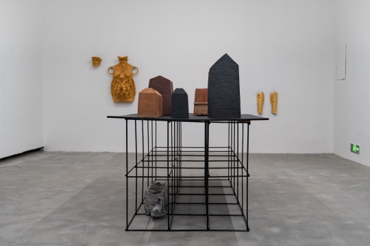 后 胡尹萍 《艾莉莎》,胡尹萍,铜、24K金,88×58.5×25cm,2020、《一对膝盖》,胡尹萍,铜、24K金,41×330cm,2020
后 胡尹萍 《艾莉莎》,胡尹萍,铜、24K金,88×58.5×25cm,2020、《一对膝盖》,胡尹萍,铜、24K金,41×330cm,2020
