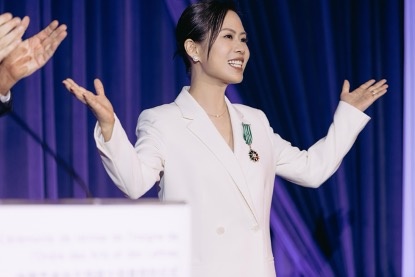 铁西区的法兰西勋章:徐比莉的艺术与文学骑士之路 铁西区的法兰西勋章:徐比莉的艺术与文学骑士之路