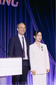 铁西区的法兰西勋章:徐比莉的艺术与文学骑士之路 铁西区的法兰西勋章:徐比莉的艺术与文学骑士之路