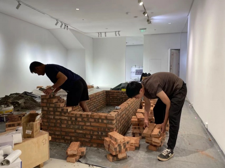 郭定奋在罗中立美术馆“明天雕塑奖“展览中砌墙
左:郭定朋(郭定奋表哥) 右:郭定奋
郭定奋在罗中立美术馆“明天雕塑奖“展览中砌墙
左:郭定朋(郭定奋表哥) 右:郭定奋