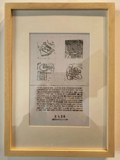 《外贸服装印花转印的生活》 25×35cm×22
木活字字块、塑料包装袋、亚克力 2024
2024年2月,郭定奋加入一家外贸小作坊,
开始了他的寒假兼职工作。
3月离职。他的工作是取出塑料袋中的球衣,去除防潮纸,
随后将客户定制的名字和号码精准地放置在球衣的指定位置,
反复校准各处位置,确保一切准确无误后,
拉下把手进行12秒的烫印。
烫印完成后,在桌面上仔细检查球衣烫印效果,
确认无误后将其叠好放回塑料袋中。最后,核对快递单上的信息,
确保一致后,将球衣装入快递袋中发出。
《外贸服装印花转印的生活》 25×35cm×22
木活字字块、塑料包装袋、亚克力 2024
2024年2月,郭定奋加入一家外贸小作坊,
开始了他的寒假兼职工作。
3月离职。他的工作是取出塑料袋中的球衣,去除防潮纸,
随后将客户定制的名字和号码精准地放置在球衣的指定位置,
反复校准各处位置,确保一切准确无误后,
拉下把手进行12秒的烫印。
烫印完成后,在桌面上仔细检查球衣烫印效果,
确认无误后将其叠好放回塑料袋中。最后,核对快递单上的信息,
确保一致后,将球衣装入快递袋中发出。